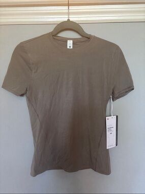 NWT Lululemon athletica Women’s Short Sleeve Crew Tee in Gray